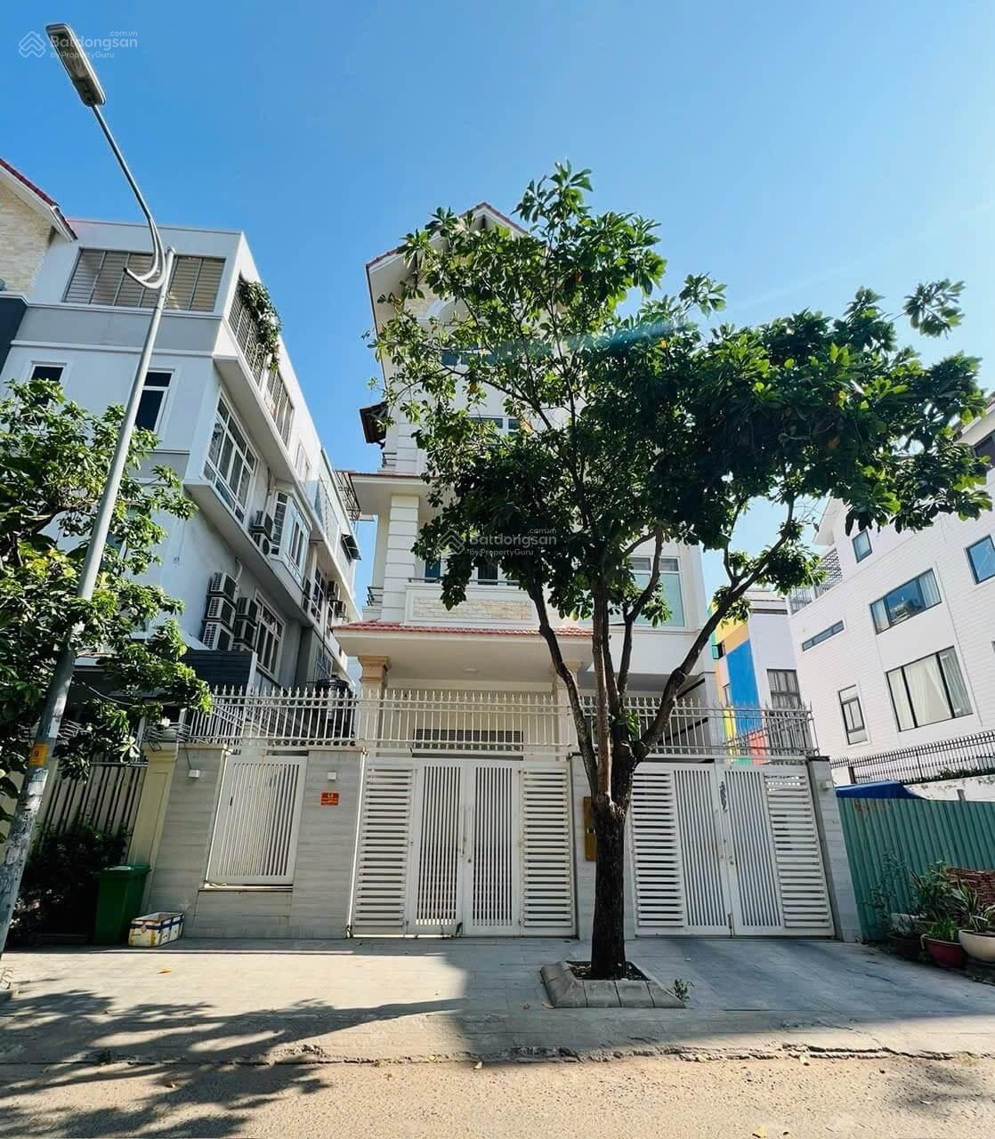 Cần bán "Tháo" Biệt thự Nam Long DTSD hơn 400m2, 3 lầu, sổ hồng, ngay Vincom Q7 có 27 tỷ sổ hồng