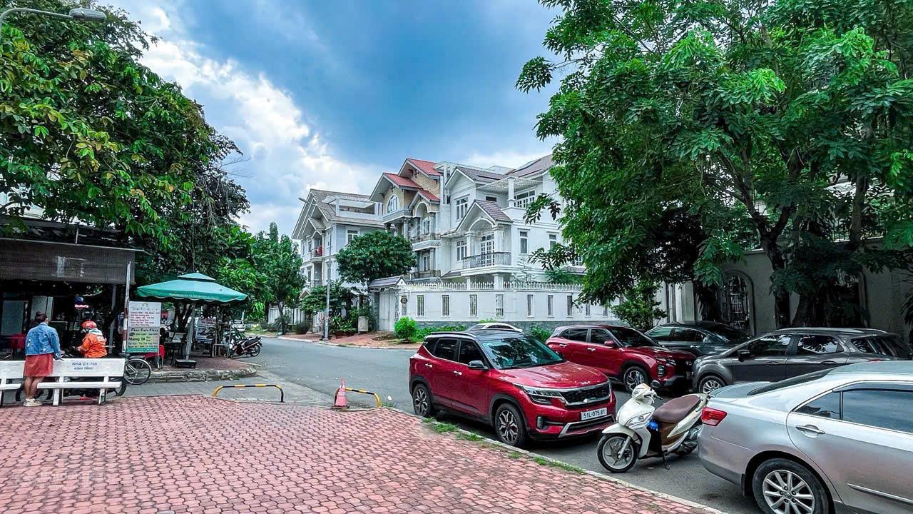 Cần bán "Tháo" Biệt thự Nam Long DTSD hơn 400m2, 3 lầu, sổ hồng, ngay Vincom Q7 có 27 tỷ sổ hồng