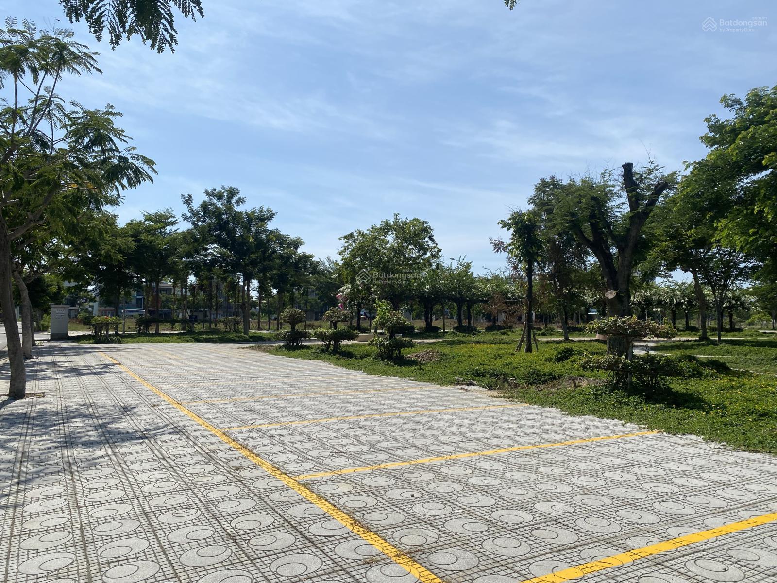 Góc, ngang 6,5m view công viên, block có sổ tại KDT Hà Quang 1