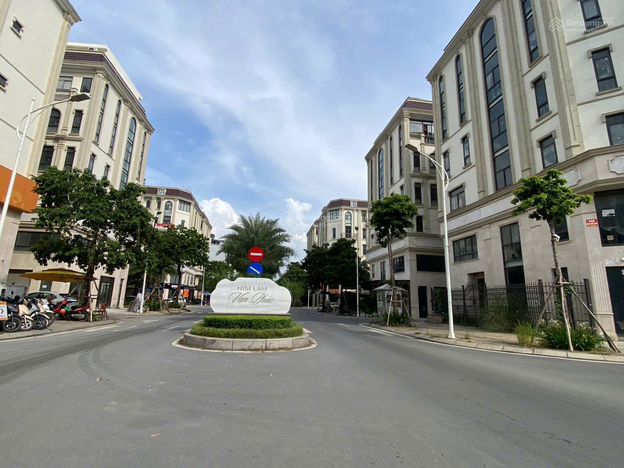 Bán tòa văn phòng Vạn Phúc DTSD 1800m2, 2 thang máy, 7 nổi, 1 hầm, mt 30m, vị trí VIP, giá 105 tỷ Bán tòa văn phòng Vạn Phúc DTSD 1800m2, 2 thang máy, 7 nổi, 1 hầm, mt 30m, vị trí VIP, giá 105 tỷ