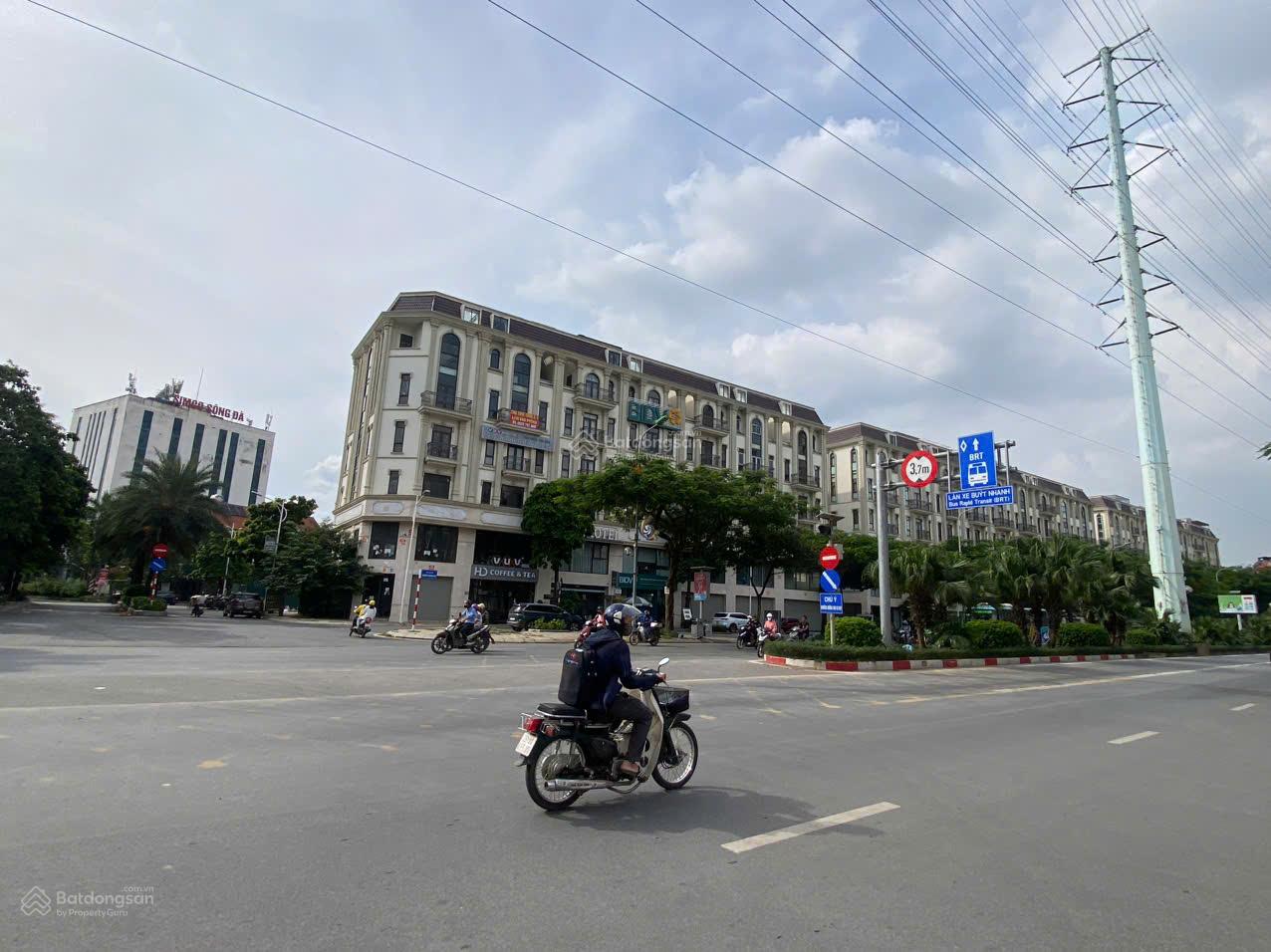 Bán tòa văn phòng Vạn Phúc DTSD 1800m2, 2 thang máy, 7 nổi, 1 hầm, mt 30m, vị trí VIP, giá 105 tỷ Bán tòa văn phòng Vạn Phúc DTSD 1800m2, 2 thang máy, 7 nổi, 1 hầm, mt 30m, vị trí VIP, giá 105 tỷ