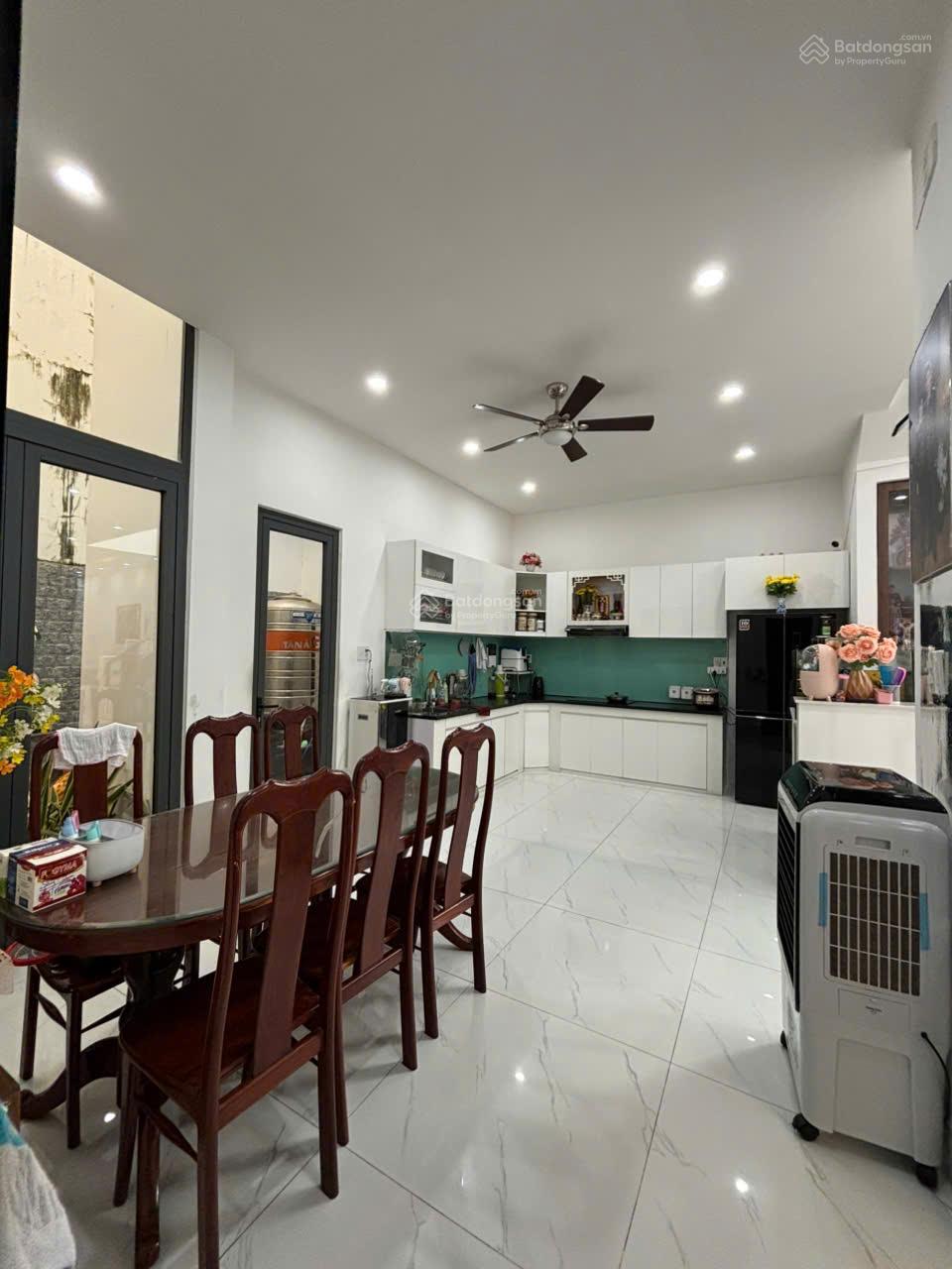 Hot! Siêu phẩm biệt thự 3 tầng siêu đẹp, vị trí đắc địa, đầy đủ tiện nghi Hot! Siêu phẩm biệt thự 3 tầng siêu đẹp, vị trí đắc địa, đầy đủ tiện nghi
