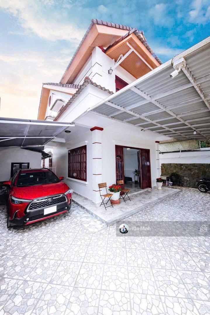 Villa sang trọng, kiên cố 245m2 Đồi Thông Tin, P. Lâm Viên - Đà Lạt, 2 MT đường nở hậu 13,8 tỷ