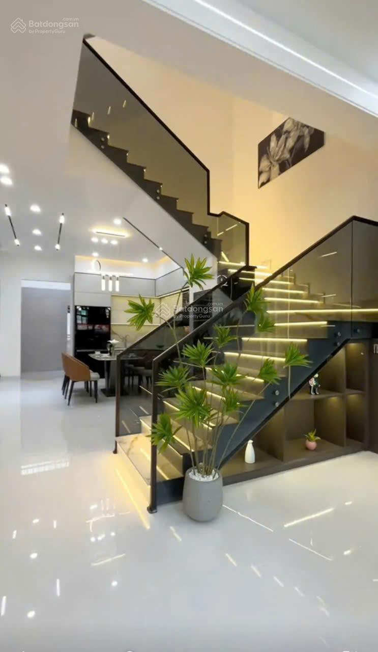 Nhà 4,5x30m xây 1 trệt 2 lầu 3 phòng ngủ 4WC, sổ hồng riêng, đường xe hơi