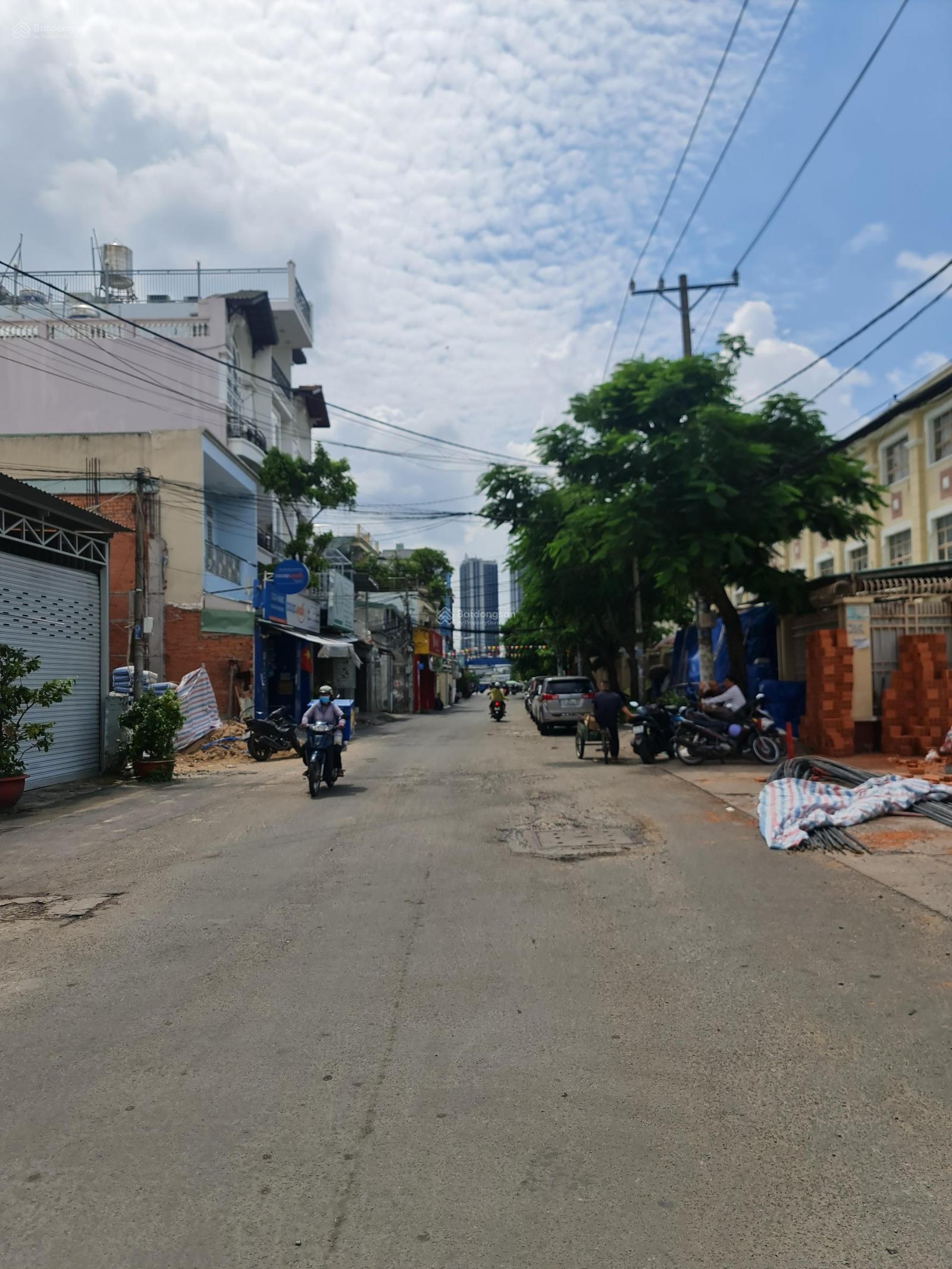 Cho thuê nhà hẻm ô tô, kế bên trường học Nguyễn Hữu Thọ, DT 5x20m, nhà 2 lầu, 4PN, 3WC, giá 17tr