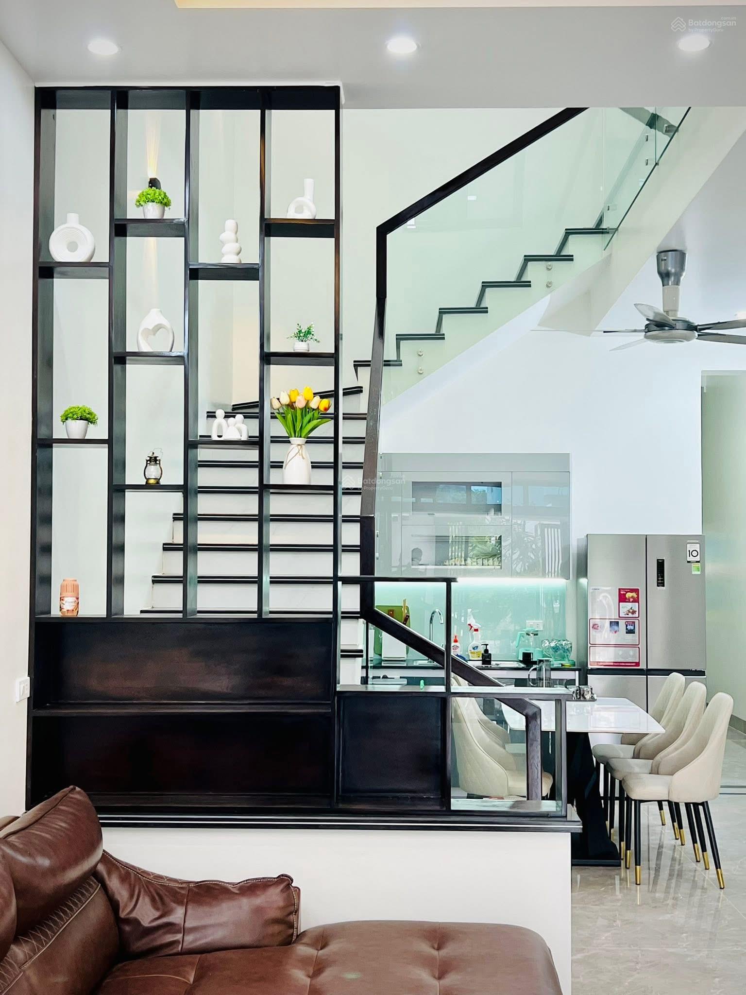 Bán nhà Việt Hưng, Long Biên: 40m2, 5 tầng, 6.8 tỷ, ô tô đỗ cổng, nhà đẹp ở ngay, 0944 311 *** Bán nhà Việt Hưng, Long Biên: 40m2, 5 tầng, 6.8 tỷ, ô tô đỗ cổng, nhà đẹp ở ngay, 0944 311 ***