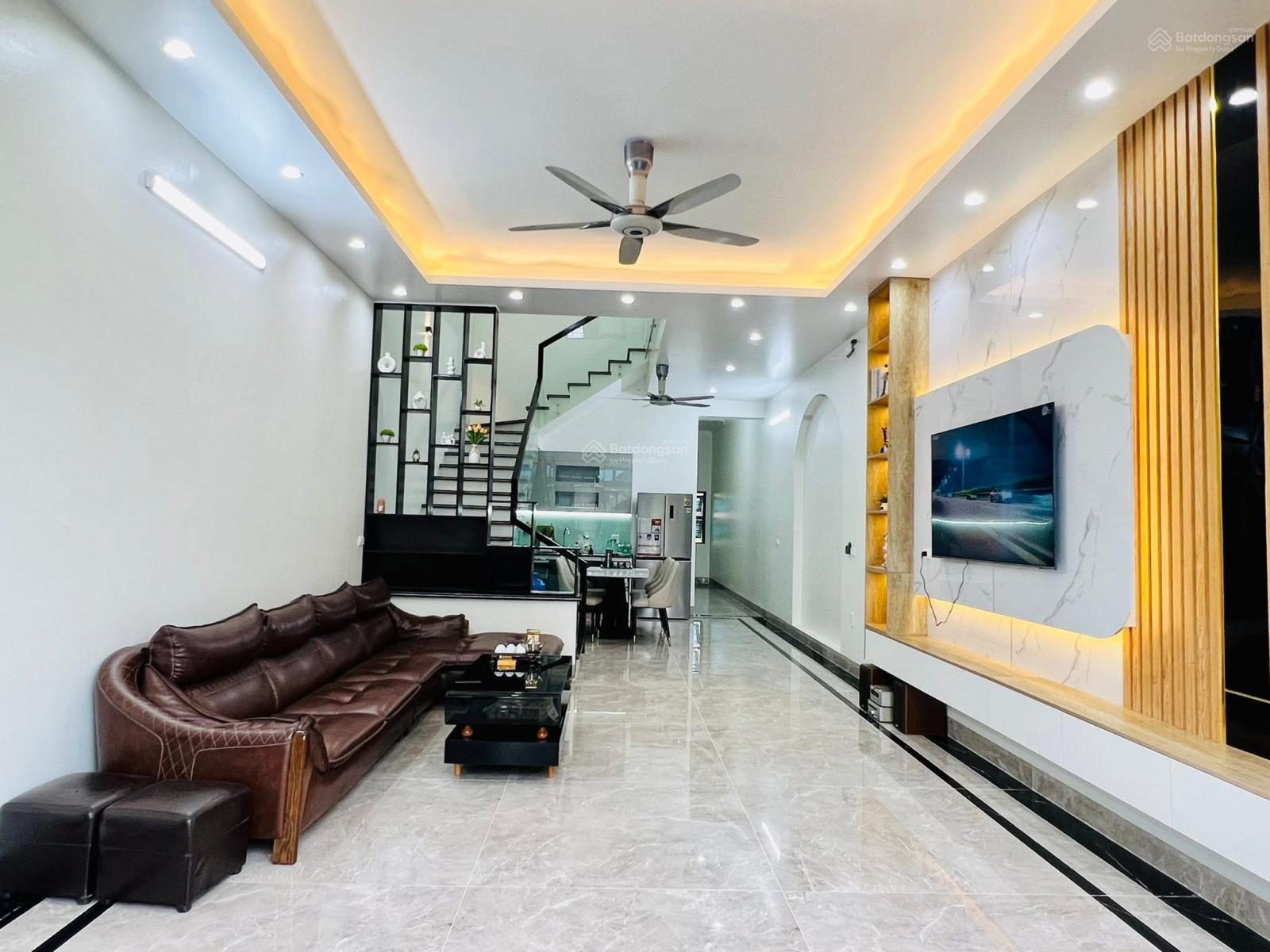 Bán nhà Việt Hưng, Long Biên: 40m2, 5 tầng, 6.8 tỷ, ô tô đỗ cổng, nhà đẹp ở ngay, 0944 311 *** Bán nhà Việt Hưng, Long Biên: 40m2, 5 tầng, 6.8 tỷ, ô tô đỗ cổng, nhà đẹp ở ngay, 0944 311 ***