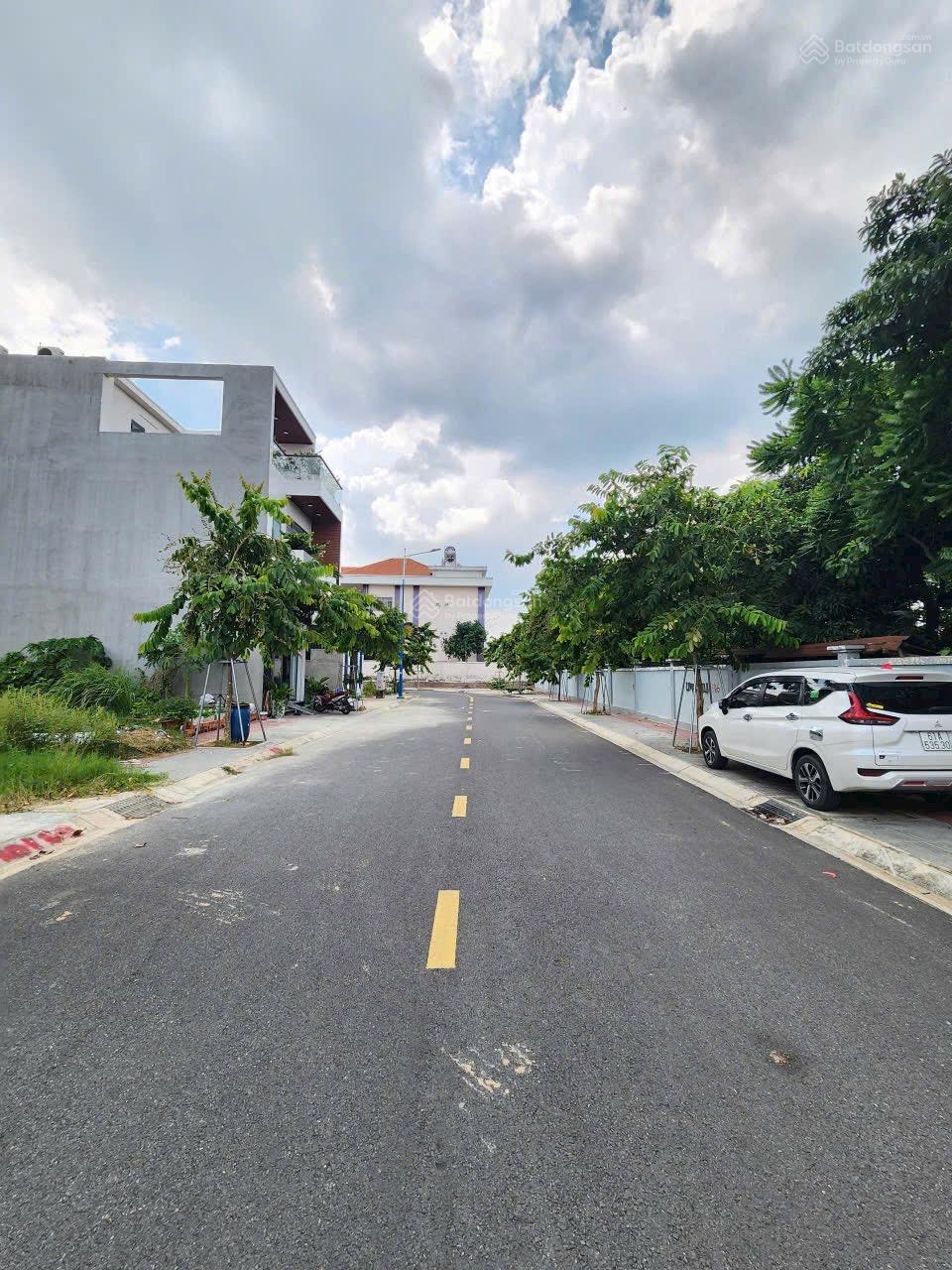 Chủ ngộp cần ra gấp lô đất DT 70m2, trong Khu TĐC Đông Hoà C, gần Go Dĩ An, full thổ cư, Sổ sẵn Chủ ngộp cần ra gấp lô đất DT 70m2, trong Khu TĐC Đông Hoà C, gần Go Dĩ An, full thổ cư, Sổ sẵn