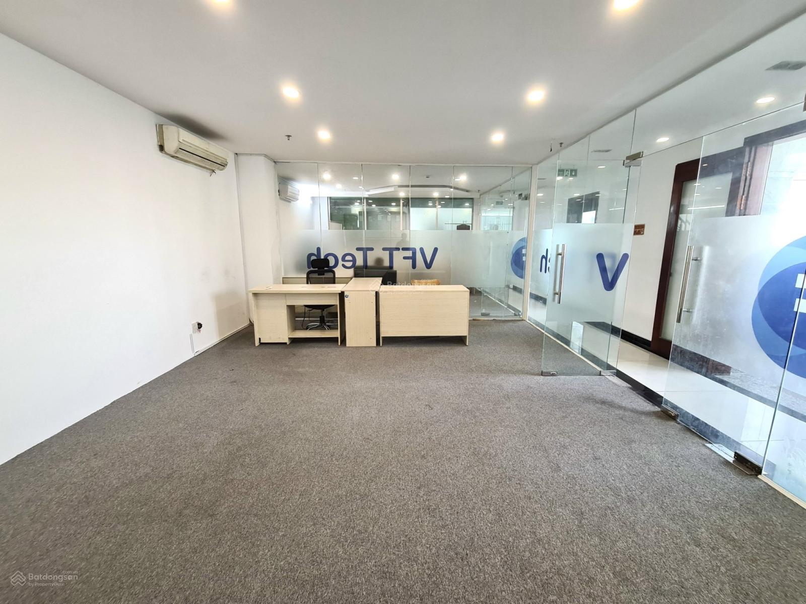 Văn phòng sàn 50m2 đẹp view kính sang trọng đường Hồ Văn Huê - Phú Nhuận