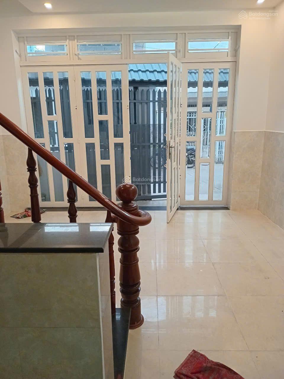 Nhà đẹp , còn mới , có thể cho thuê hoặc ở đều được , giao thông thuận tiện , gần chợ , trường học