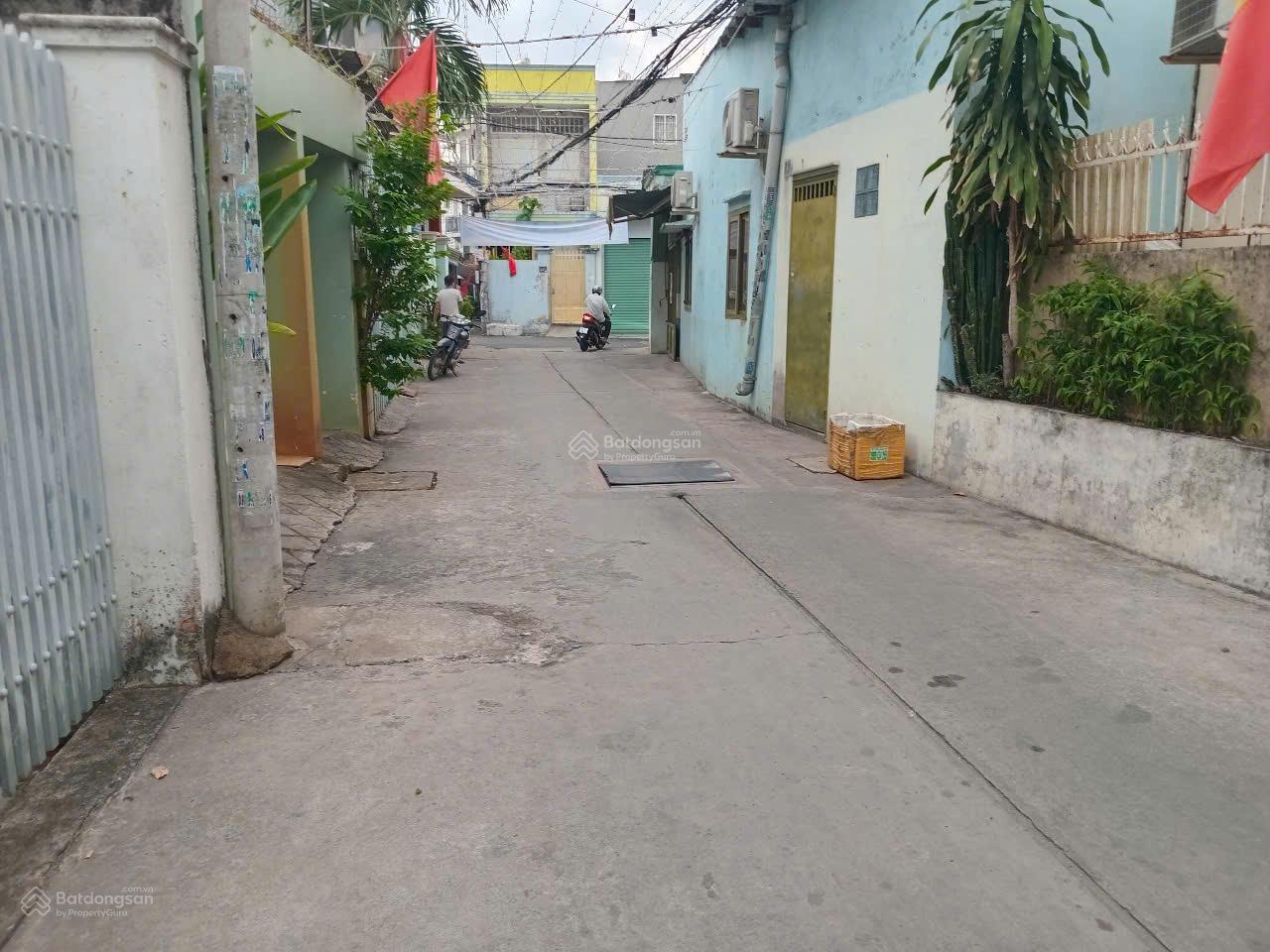 Nhà đẹp , còn mới , có thể cho thuê hoặc ở đều được , giao thông thuận tiện , gần chợ , trường học