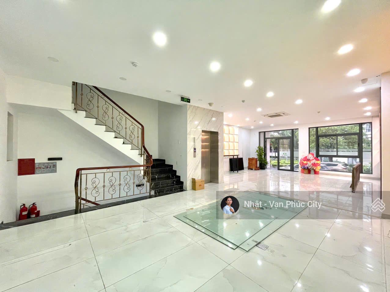 Tầng trệt 7x20m đối diện công viên coffee, có thang máy, máy lạnh, hầm để xe, giờ giấc thoải mái Tầng trệt 7x20m đối diện công viên coffee, có thang máy, máy lạnh, hầm để xe, giờ giấc thoải mái