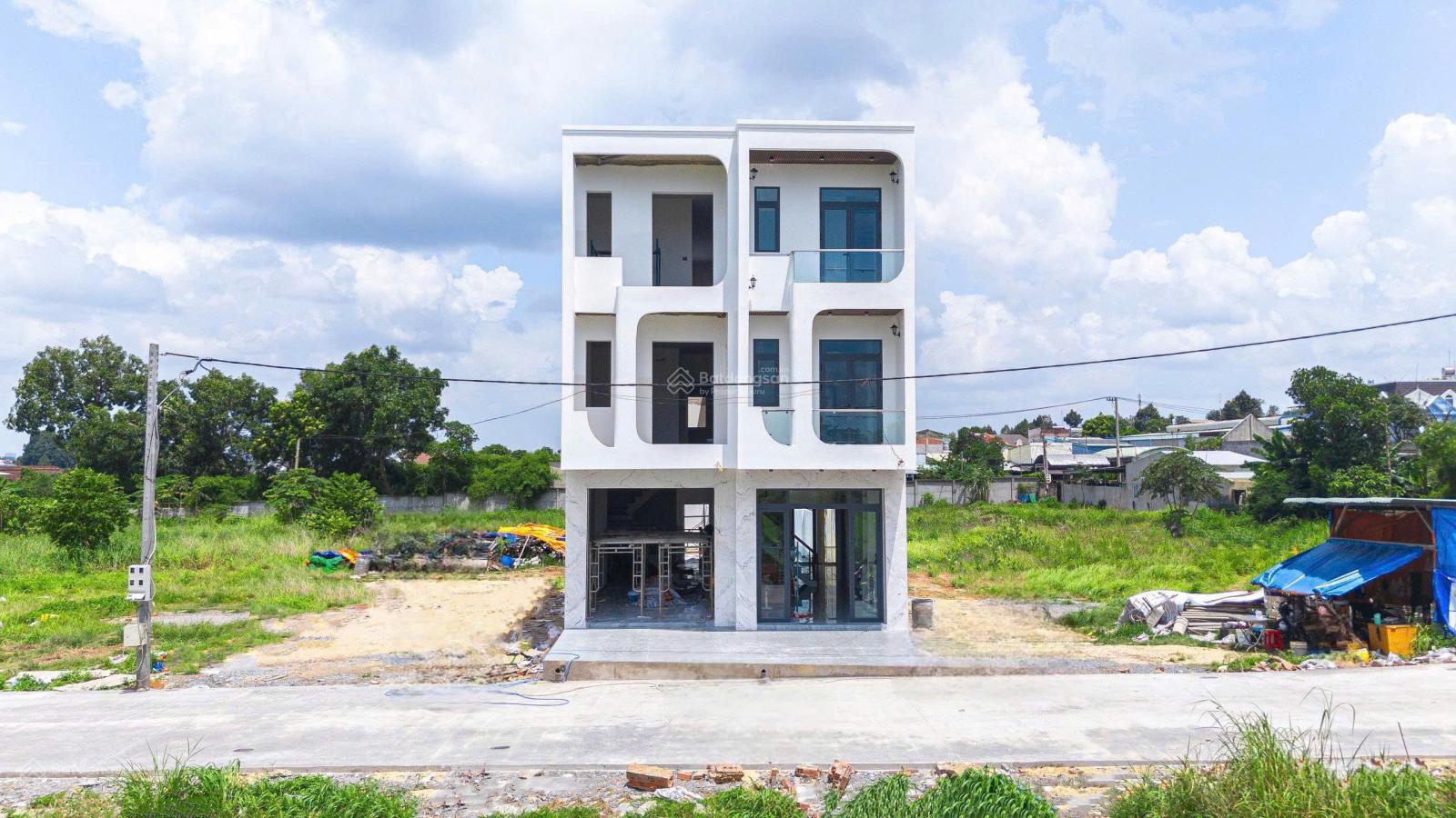 BÁN NHÀ PHỐ 3 TẦNG. NGAY UNND PHƯỜNG TƯƠNG BÌNH HIỆP TP HỒ CHÍ MINH