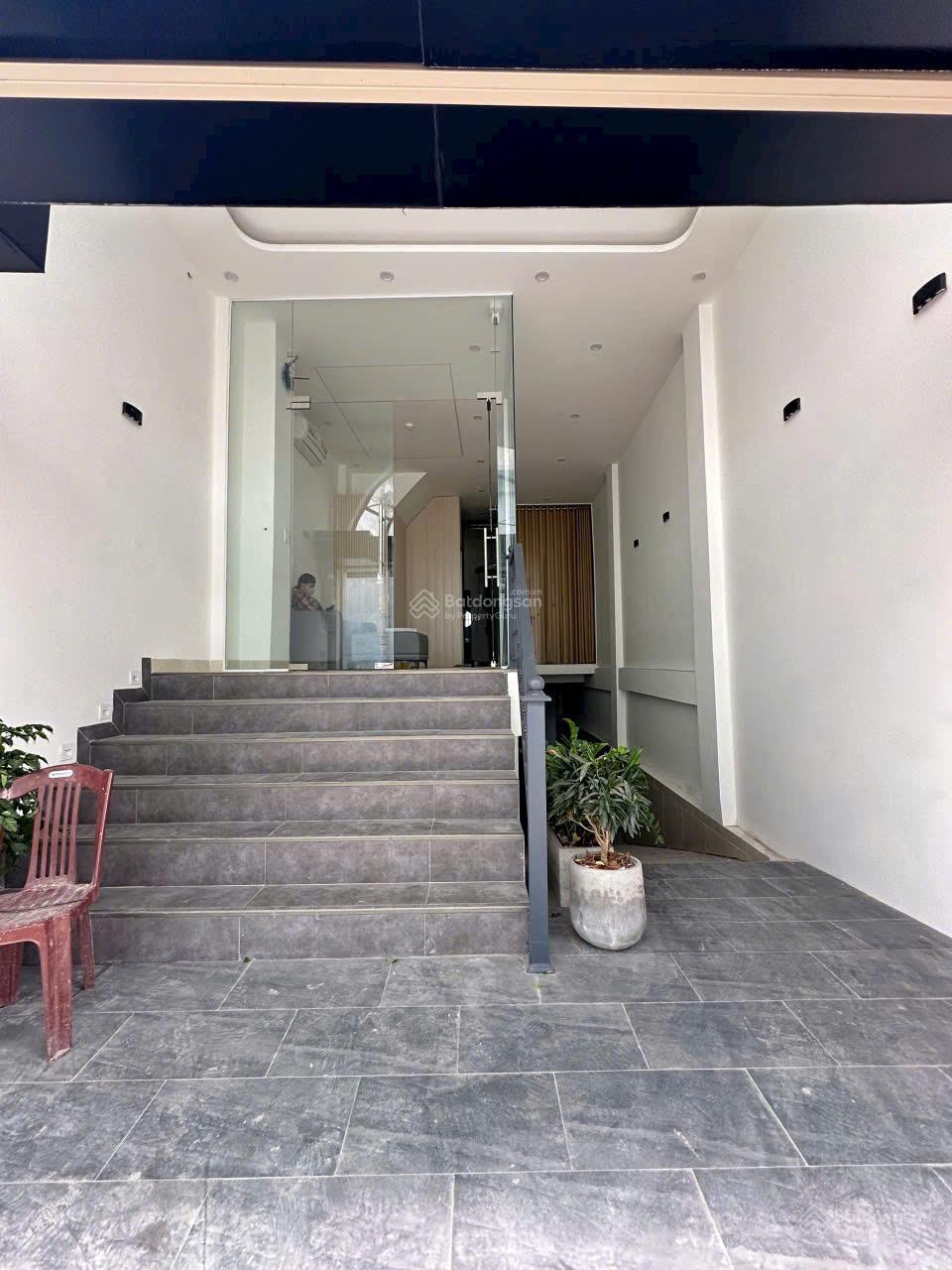 Chủ Bán CHDV đang cho thuê 40 triệu - Ngay Phạm Văn Đồng - xây Hầm + 4 lầu