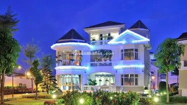 Bán biệt thự Chateau khu compound Phú Mỹ Hưng Quận 7, 560 m2, 3 mặt tiền, view sông lớn