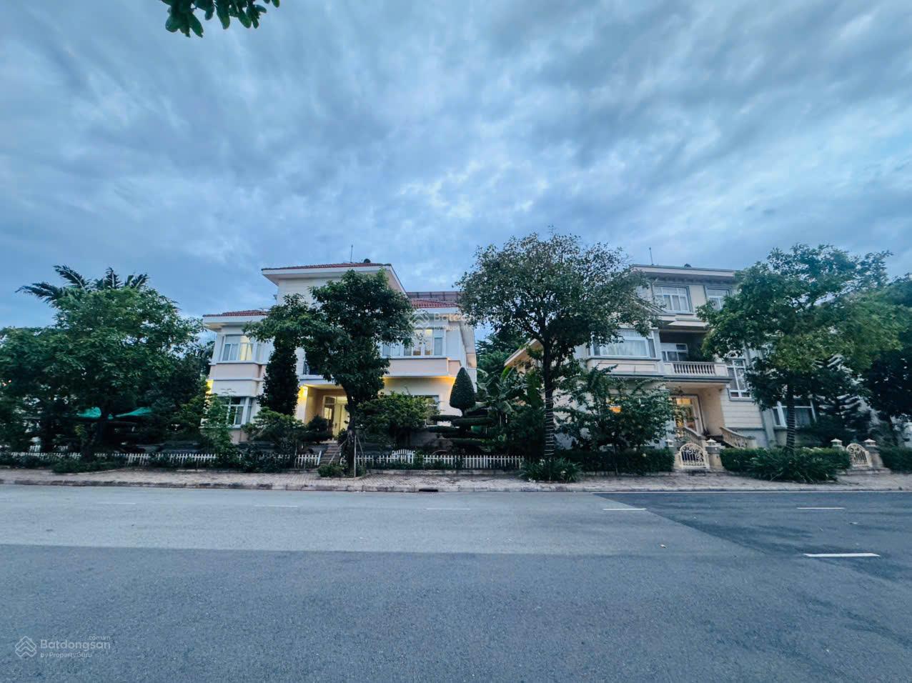 Bán biệt thự Chateau khu compound Phú Mỹ Hưng Quận 7, 560 m2, 3 mặt tiền, view sông lớn