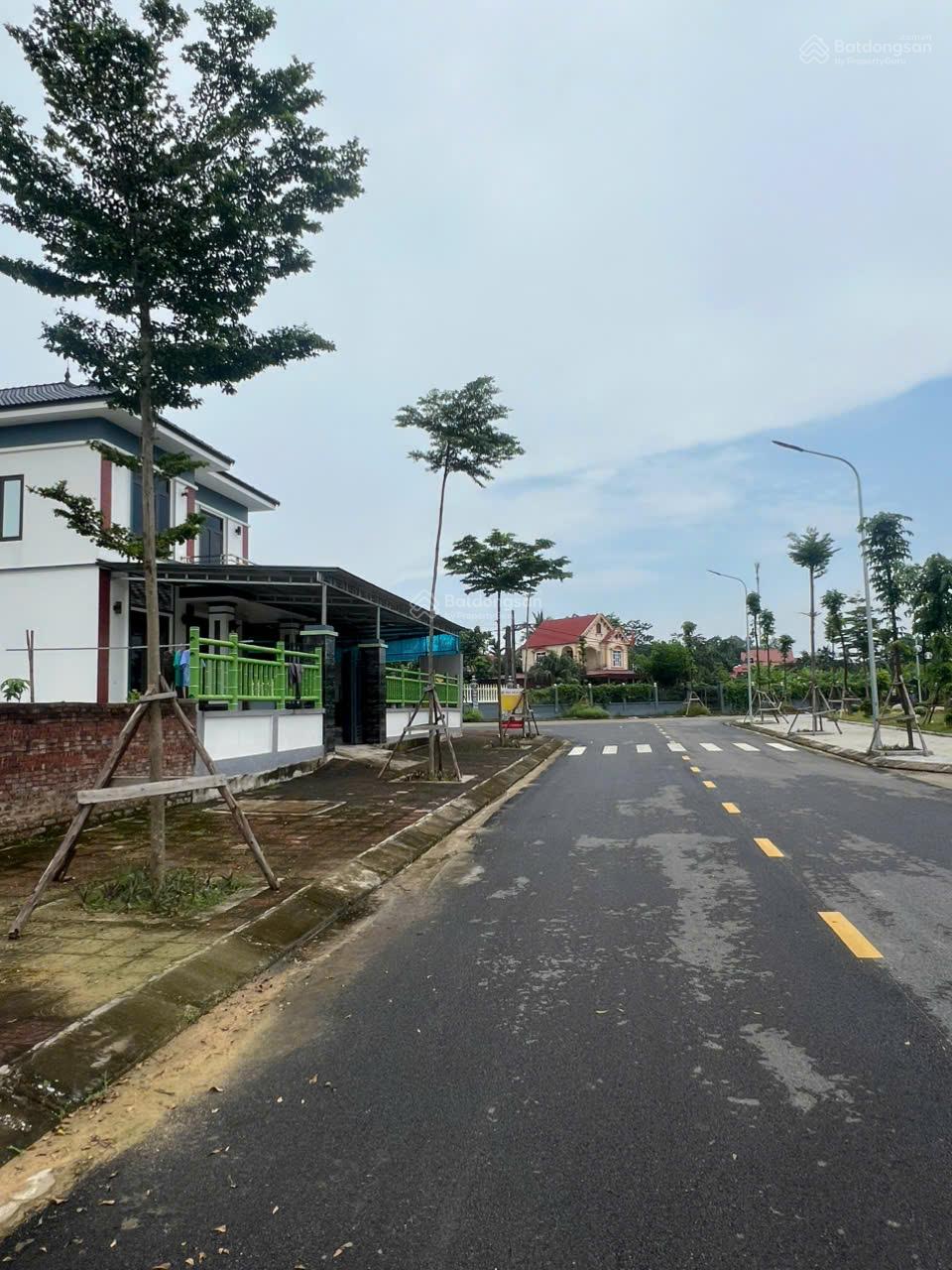 Bán đất gần quảng trường giá chỉ từ 2x tr/m2, sẵn sổ sang tên luôn. LH 0985 545 ***