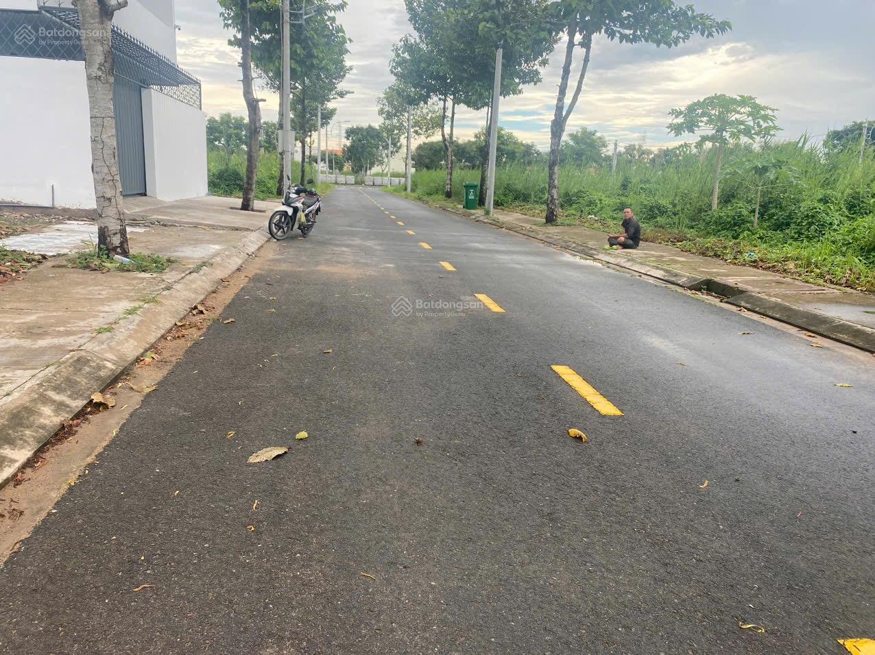 Khu dân cư Saigon Village, cần bán nền sạch đẹp không hạ tầng, vị trí gần phố đi bộ, giá chỉ 2tỉ050
