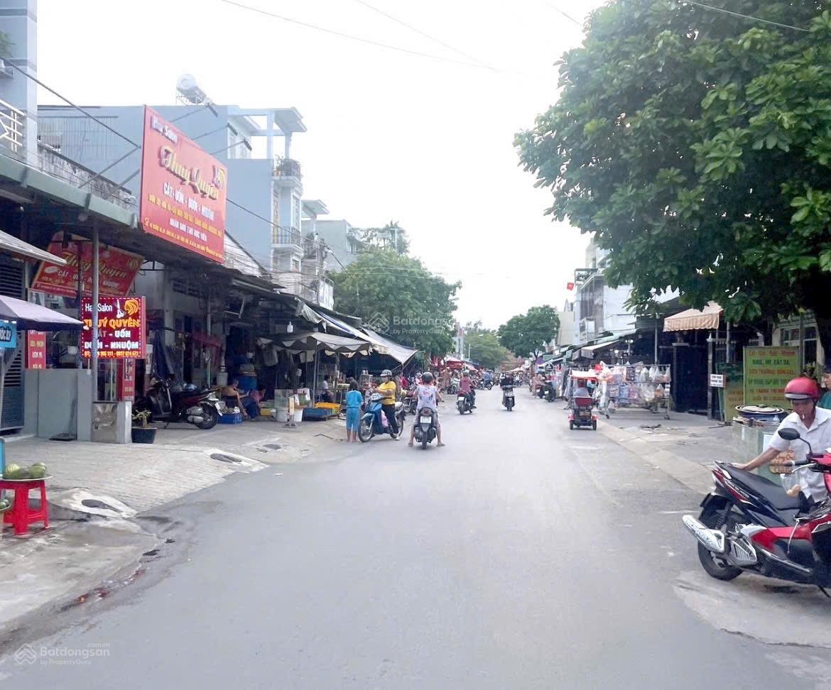 Quán - kho góc 2 mặt tiền DT 333m2 ngang 10m full thổ cư ngay khu chợ