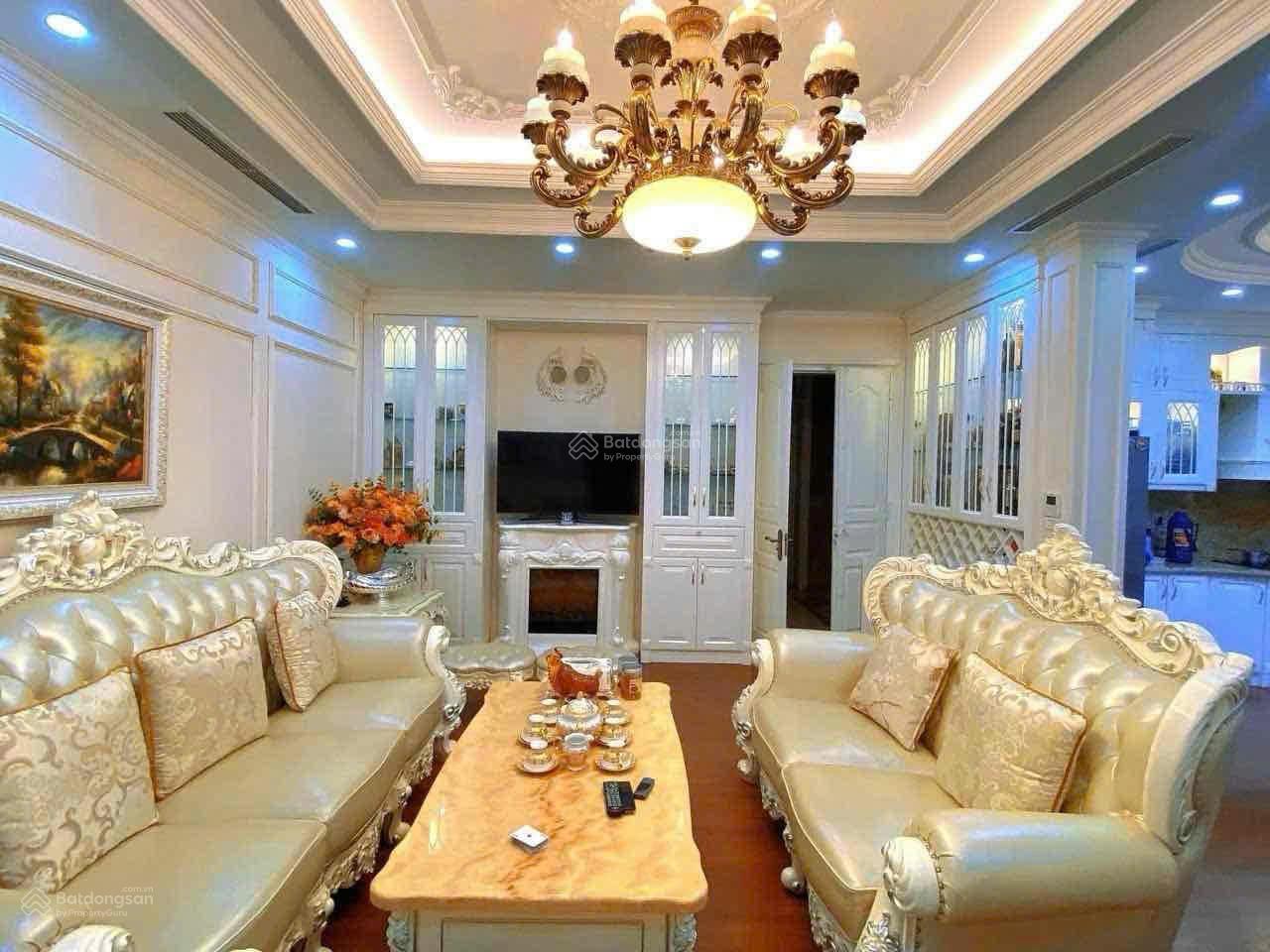 BÁN BIỆT THỰ ĐẸP TẠI CẦU GIẤY  DIỆN TÍCH 180M2  5 TẦNG  MẶT TIỀN 15M  GIÁ 60 TỶ TL