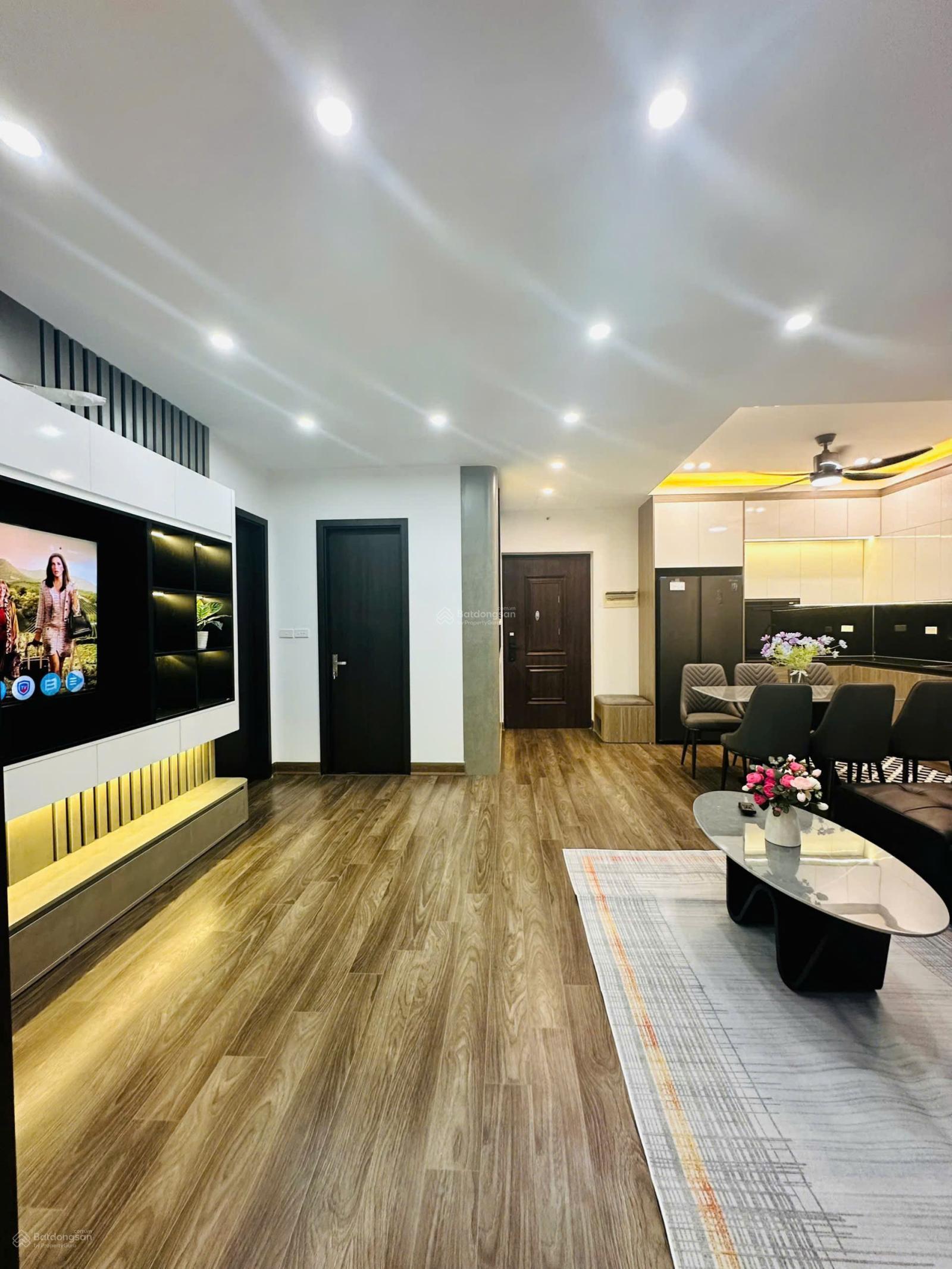 Gia đình cần bán căn hộ 3 phòng ngủ hướng mát tầng thấp tòa Rainbow Linh Đàm