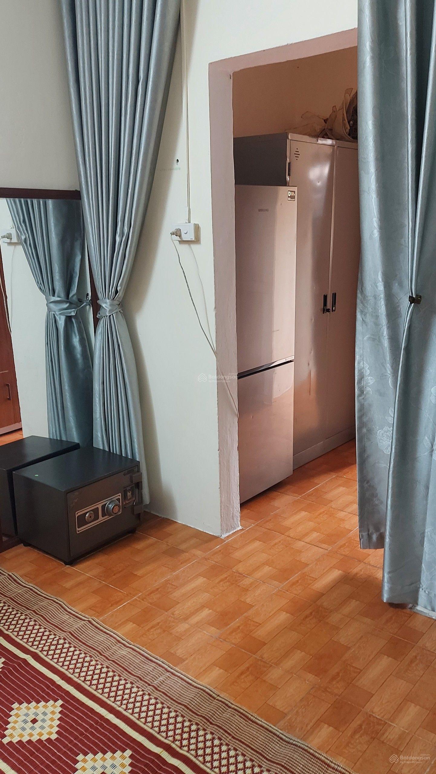 Cần bán căn hộ tập thể tầng 3, sổ đỏ cc, 2PN, 1 khách, 1WC. Tiện trường chợ, siêu thị, ngân hàng