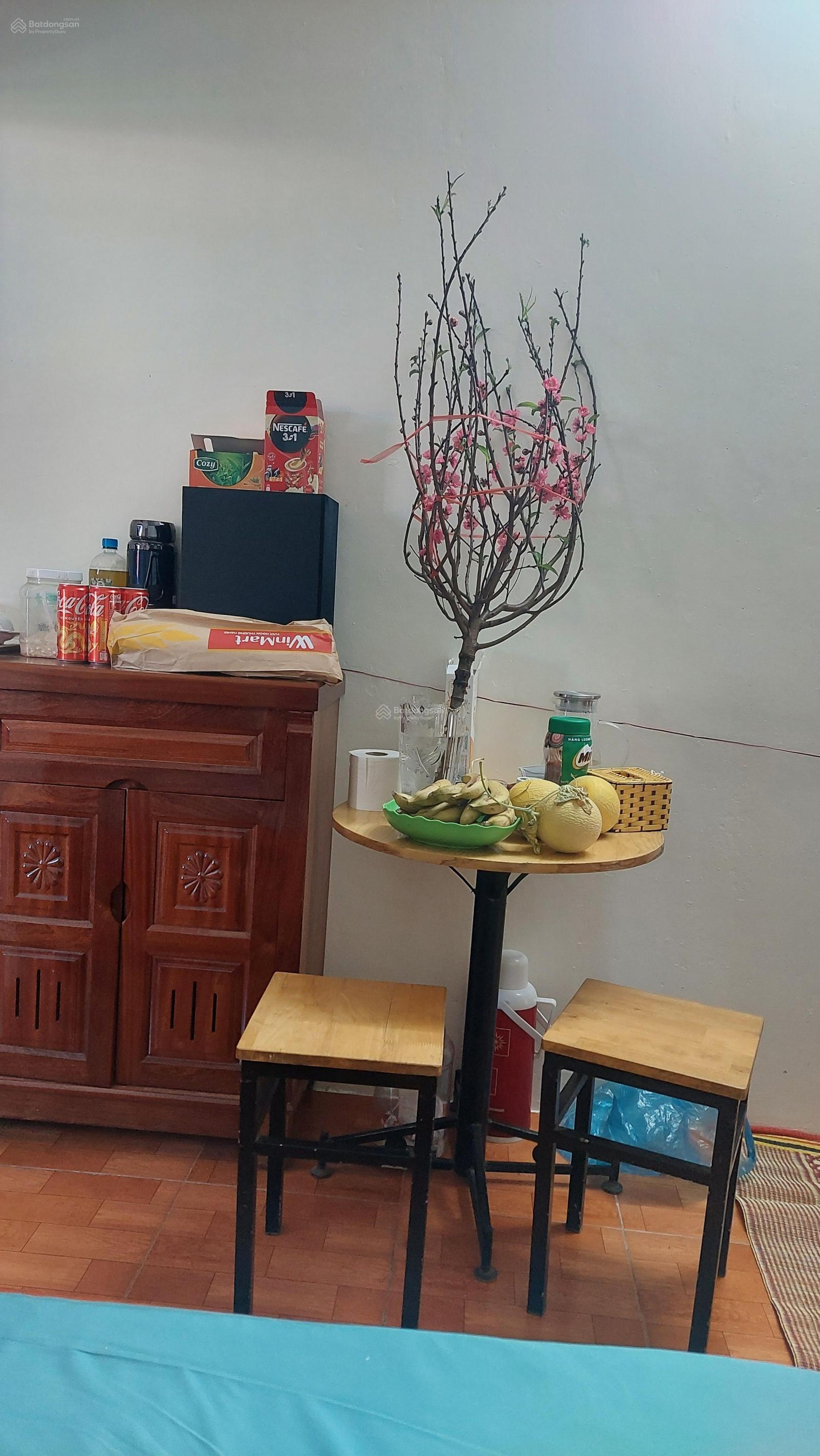 Cần bán căn hộ tập thể tầng 3, sổ đỏ cc, 2PN, 1 khách, 1WC. Tiện trường chợ, siêu thị, ngân hàng