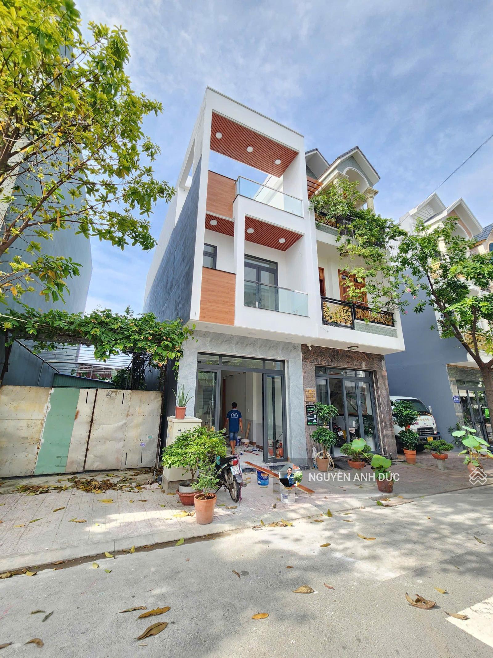 BÁN NHÀ CỰC ĐẸP VINCOM DĨ AN. 5.5 TỈ MỚI XÂY XONG. KHU VÍP. HIẾM NHÀ BÁN. 4X18. LH 0902 946 ***