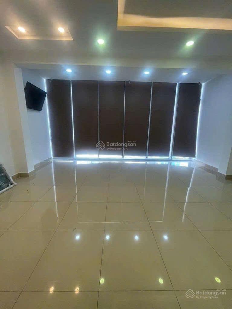 Cho thuê nhà mặt tiền chợ thuốc tây Nguyễn Giản Thanh, Q. 10