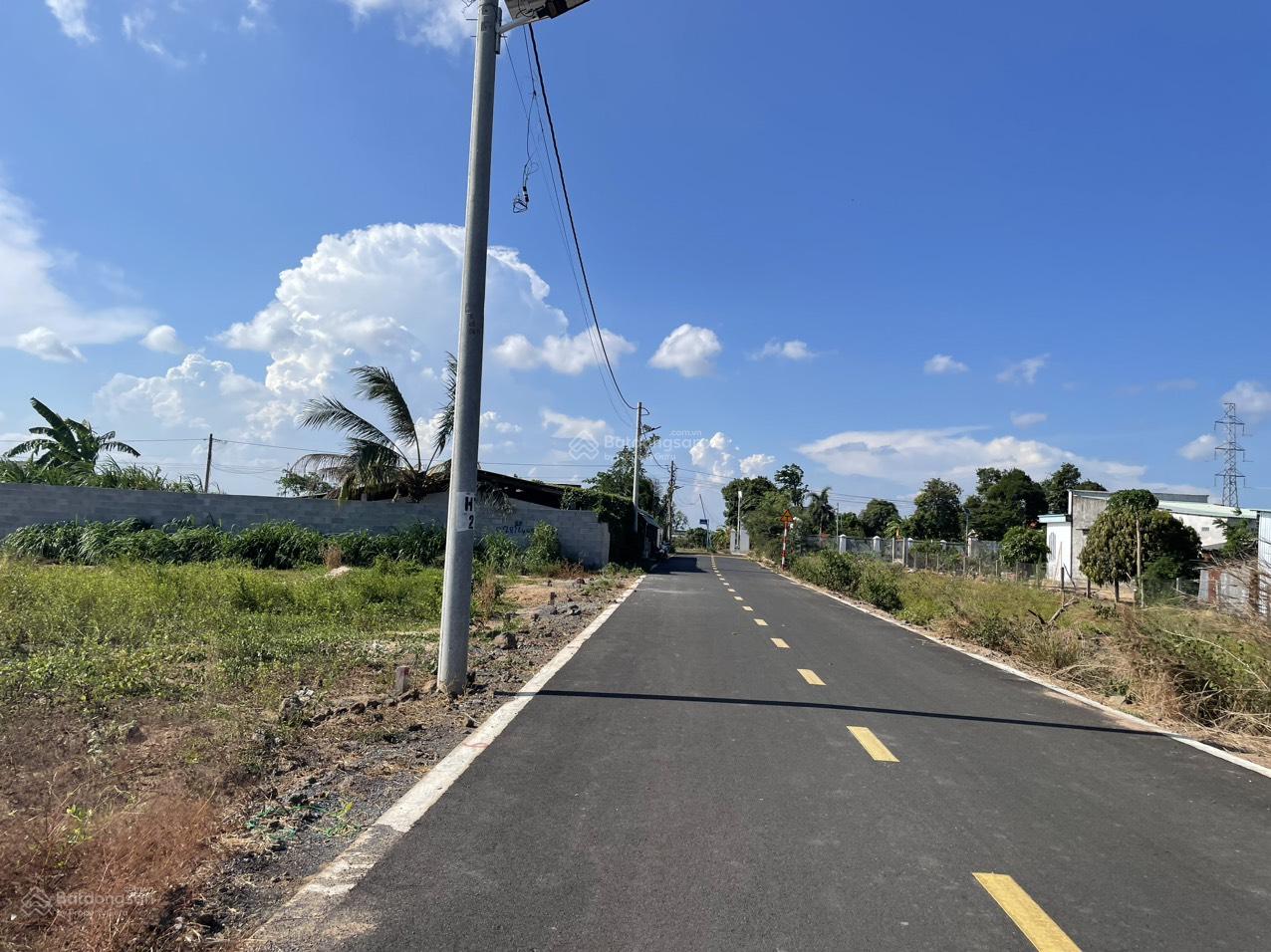 Bán đất đường nhựa tim vàng sát đường Nguyễn Huệ -Đi về trung tâm TT Đất Đỏ chỉ 1km giá chỉ 890tr Bán đất đường nhựa tim vàng sát đường Nguyễn Huệ -Đi về trung tâm TT Đất Đỏ chỉ 1km giá chỉ 890tr