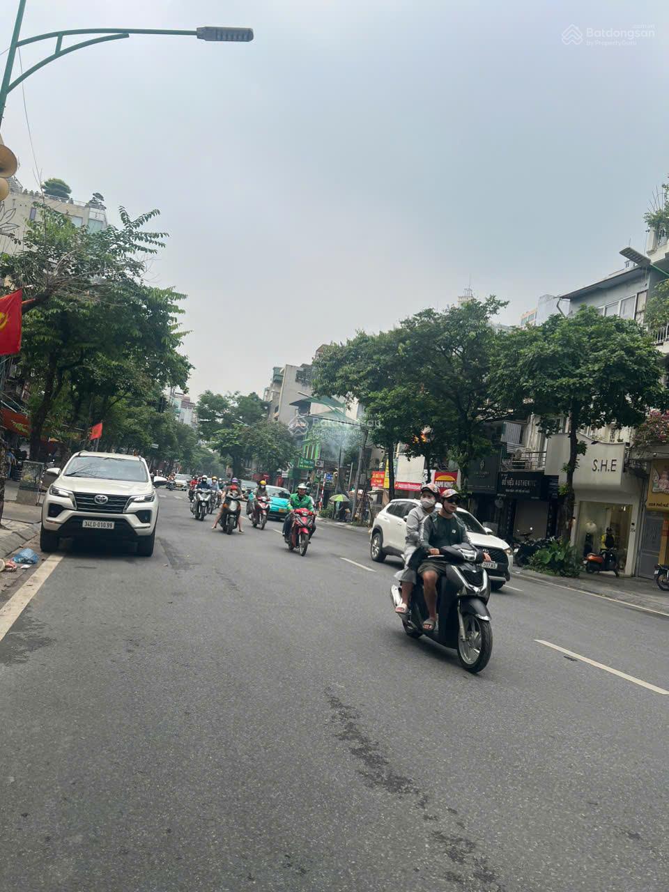 Bán nhà, MP Phố Huế 185m2. Sau thoáng, tiện xây dựng cao tầng, SĐCC, giá 750 triệu/m2