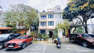 Bán biệt thự sân vườn phố Văn Cao, 2 thoáng, ô tô tránh, 162m2 4T MT 8.2m, giá 43 tỷ