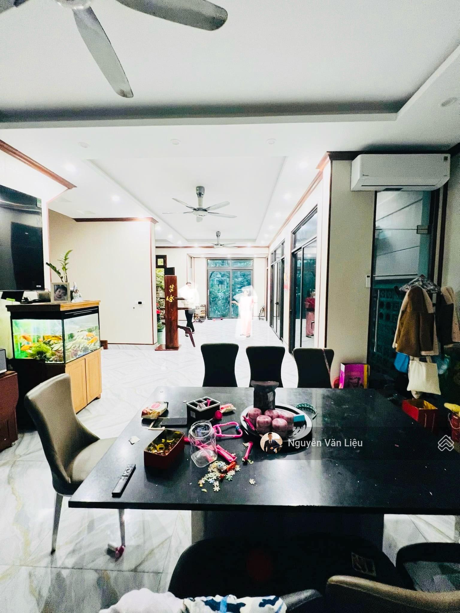 Bán biệt thự sân vườn phố Văn Cao, 2 thoáng, ô tô tránh, 162m2 4T MT 8.2m, giá 43 tỷ