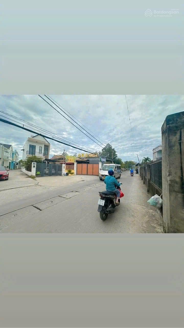 Kẹt tiền bán lại căn nhà 3 tầng 90m2 kế bên BHX Chợ Bình Chánh. Kẹt tiền bán lại căn nhà 3 tầng 90m2 kế bên BHX Chợ Bình Chánh.