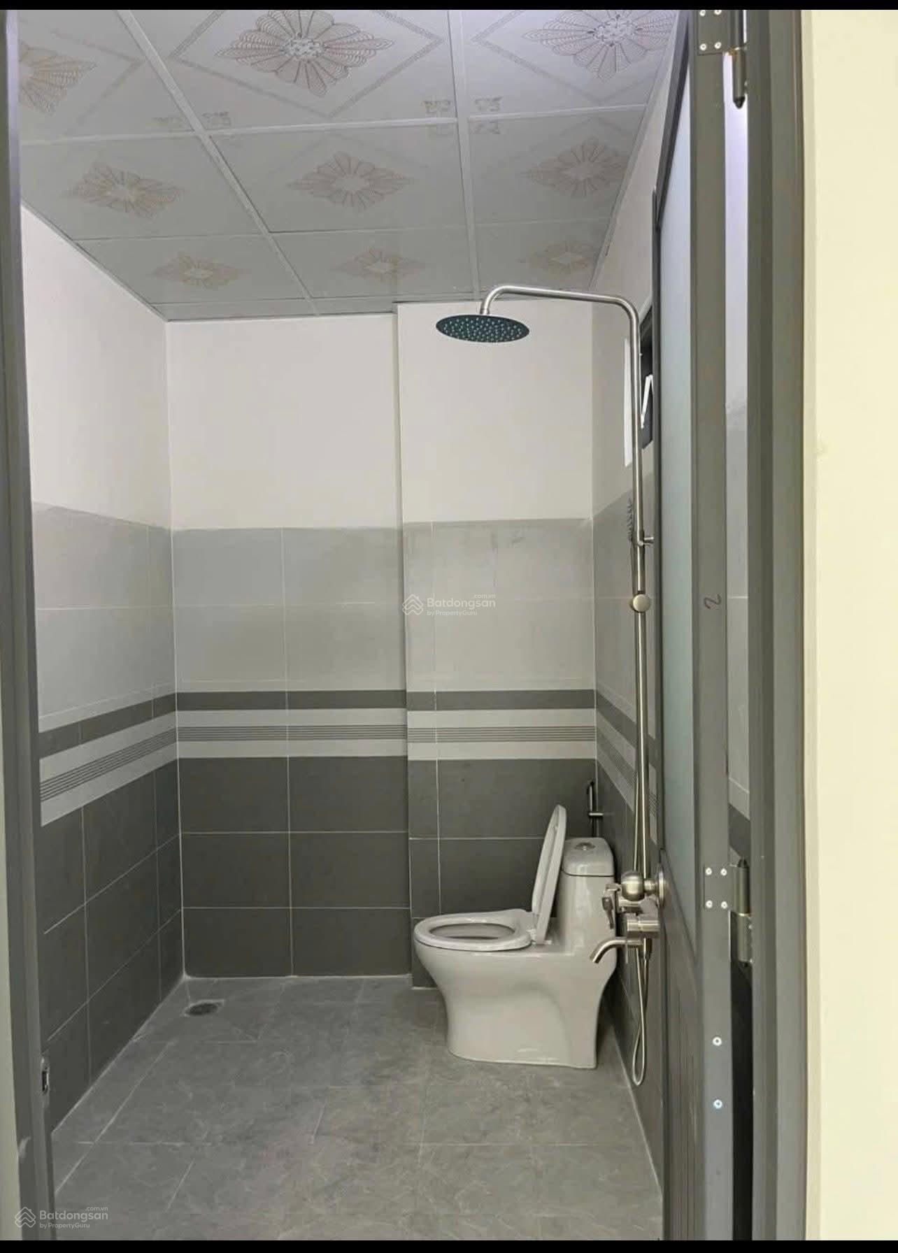 Kẹt tiền bán lại căn nhà 3 tầng 90m2 kế bên BHX Chợ Bình Chánh. Kẹt tiền bán lại căn nhà 3 tầng 90m2 kế bên BHX Chợ Bình Chánh.