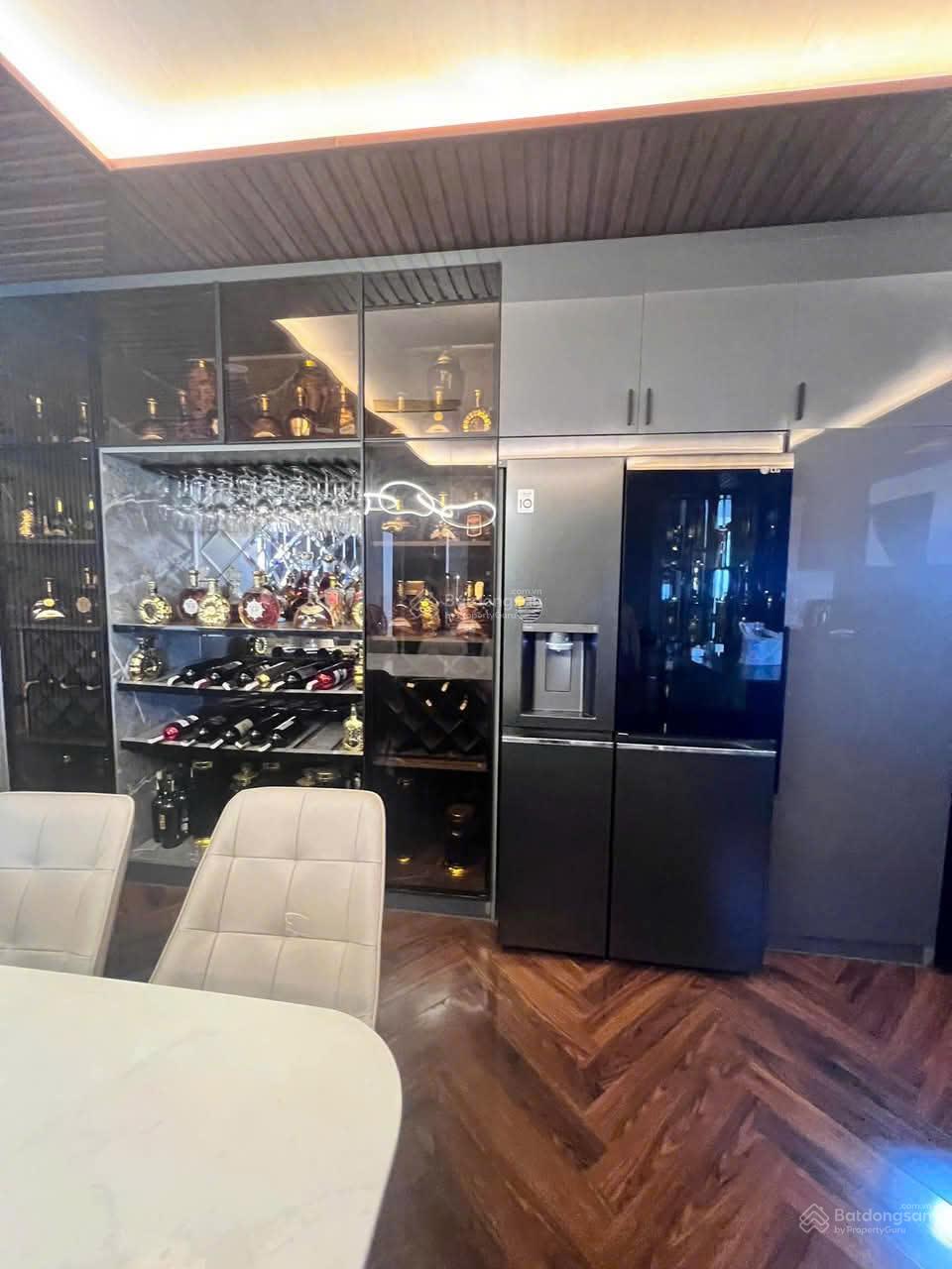 Bán tòa nhà MT Võ Văn Tần P5 Q3, DT: 5 x 20m, Hầm 8 tầng, HĐ thuê 200tr/ tháng. Giá bán 63 tỷ TL