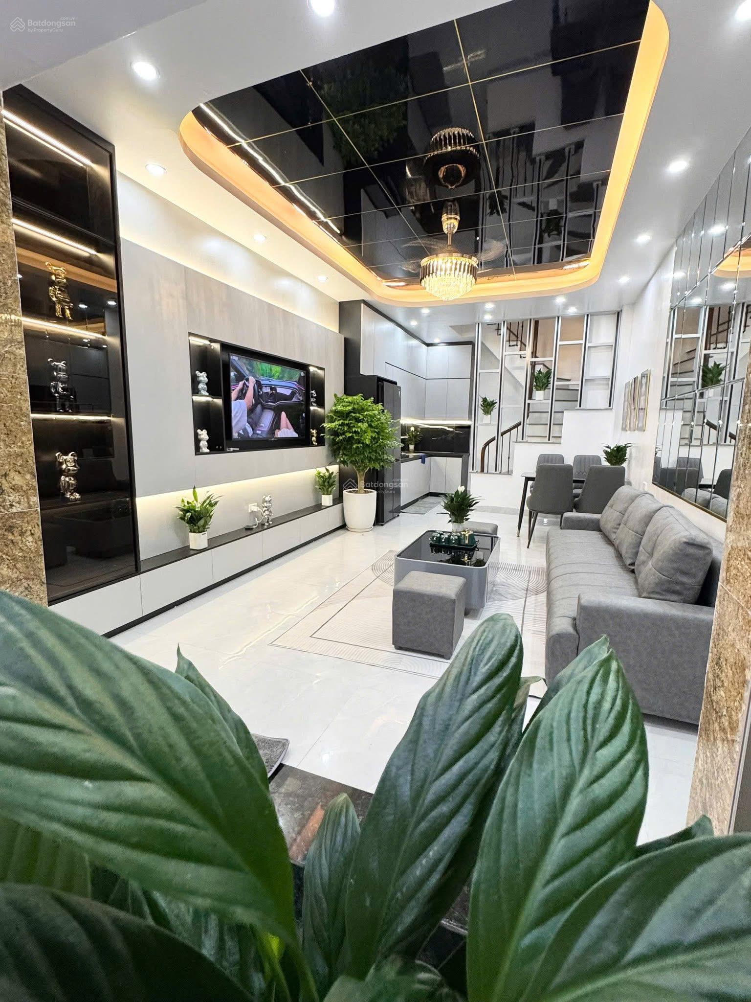Ơ kìa! Bán nhà Trần Thái Tông, gần phố, 2 thoáng, ngõ rộng 3m, nở hậu, dân xây, 35m2, 6,95 tỷ