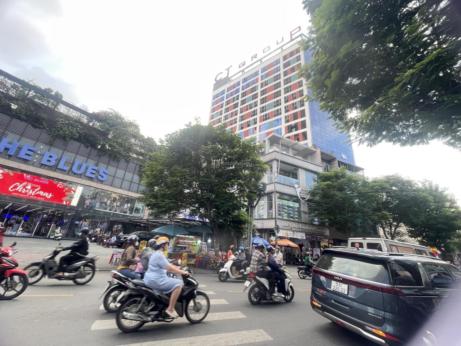 Siêu Phẩm có 1-0-2 MT Võ Văn Tần P6 Q3: DT 20m x 30m (600m2) cấp4, CTXD 2 Hầm 12 Tầng. Gái 300 ty