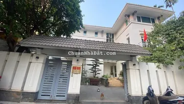 GIA ĐÌNH TÔI CẦN BÁN BIỆT THỰ VƯỜN ĐÀO TÂY HỒ. DIỆN TÍCH 368M2 MẶT TIỀN 21M. GIÁ CẢ THƯƠNG LƯỢNG.