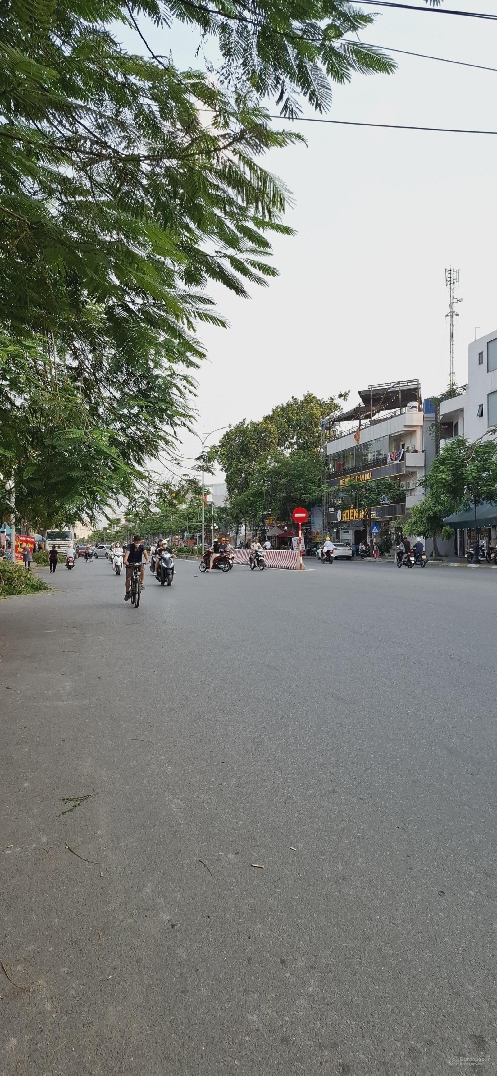 Bán lô đất tặng nhà mặt đường Hồ Sen. Đoạn giữa. Vị trí siêu đẹp. Kinh doanh buôn bán gì cũng được