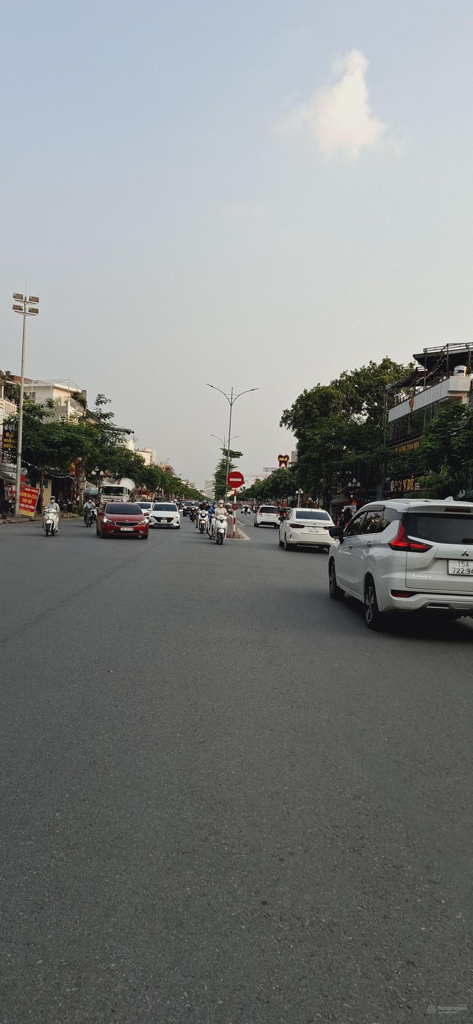 Bán lô đất tặng nhà mặt đường Hồ Sen. Đoạn giữa. Vị trí siêu đẹp. Kinh doanh buôn bán gì cũng được
