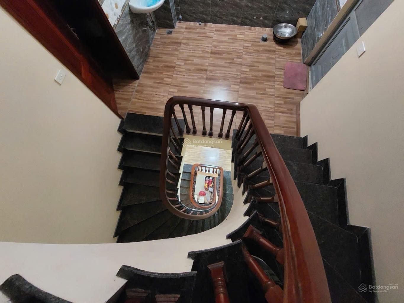 Nhà 5 tầng đại mỗ đẹp, dân xây kiên cố, phòng nào cũng có mặt thoáng. Cư dân công viên chức.