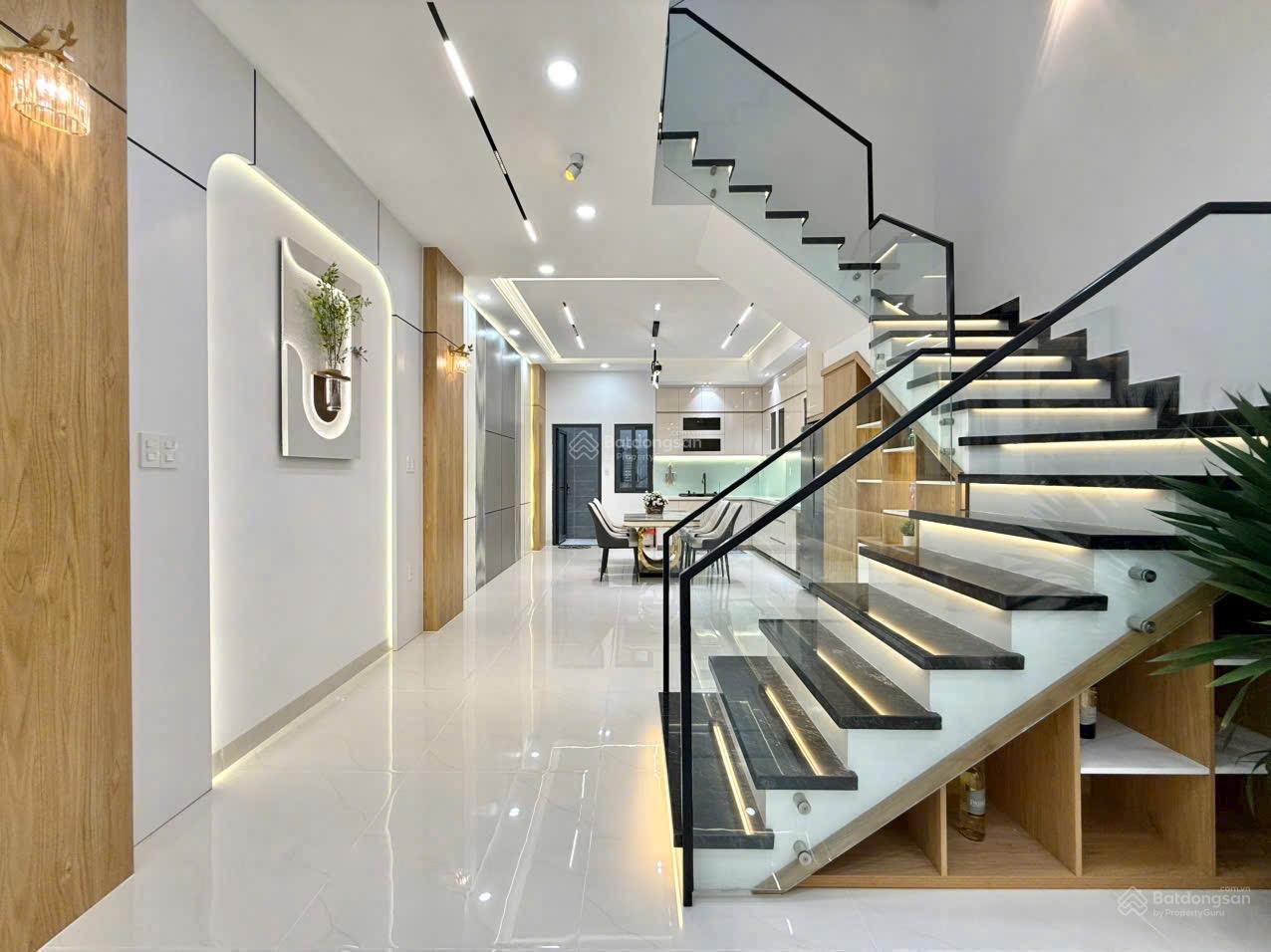 Kẹt tiền bán gấp nhà 55m2 giá 1tỷ950 triệu đường Hoàng Hoa Thám Bình Thạnh. Cho thuê 10 triệu/tháng Kẹt tiền bán gấp nhà 55m2 giá 1tỷ950 triệu đường Hoàng Hoa Thám Bình Thạnh. Cho thuê 10 triệu/tháng