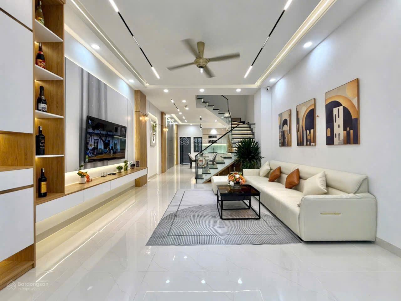 Kẹt tiền bán gấp nhà 55m2 giá 1tỷ950 triệu đường Hoàng Hoa Thám Bình Thạnh. Cho thuê 10 triệu/tháng Kẹt tiền bán gấp nhà 55m2 giá 1tỷ950 triệu đường Hoàng Hoa Thám Bình Thạnh. Cho thuê 10 triệu/tháng