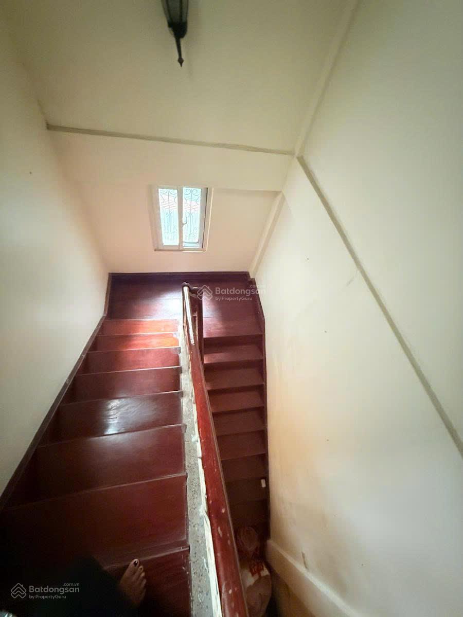 Nhà phân lô Hoàng Hoa Thám ô tô đỗ cửa 30m ra phố lớn sổ đỏ nở hậu. Nhà phân lô Hoàng Hoa Thám ô tô đỗ cửa 30m ra phố lớn sổ đỏ nở hậu.