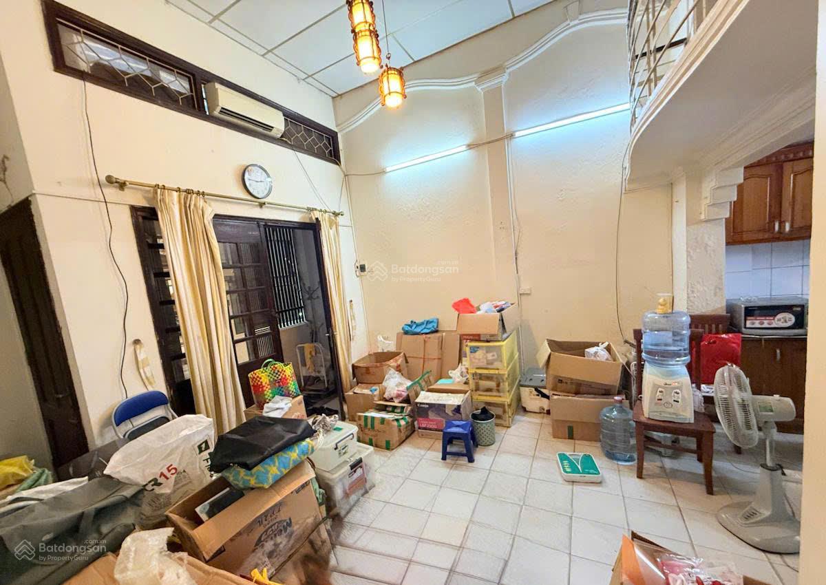 Nhà phân lô Hoàng Hoa Thám ô tô đỗ cửa 30m ra phố lớn sổ đỏ nở hậu. Nhà phân lô Hoàng Hoa Thám ô tô đỗ cửa 30m ra phố lớn sổ đỏ nở hậu.