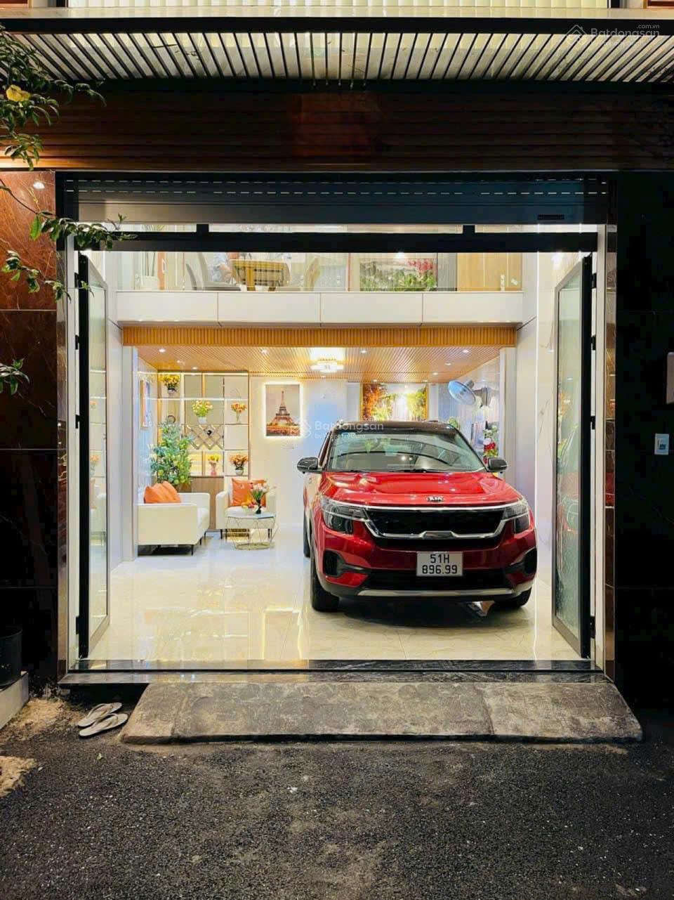 Cô Sáu đang cần bán gấp căn nhà 54m2 đường Trần Quang Diệu, P14, Q3. Xây 3 tầng, giá 2 tỷ550tr