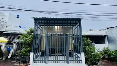 NHÀ MẶT TIỀN KHU THU NHẬP THẤP GIÁ BẰNG NHÀ HẺM