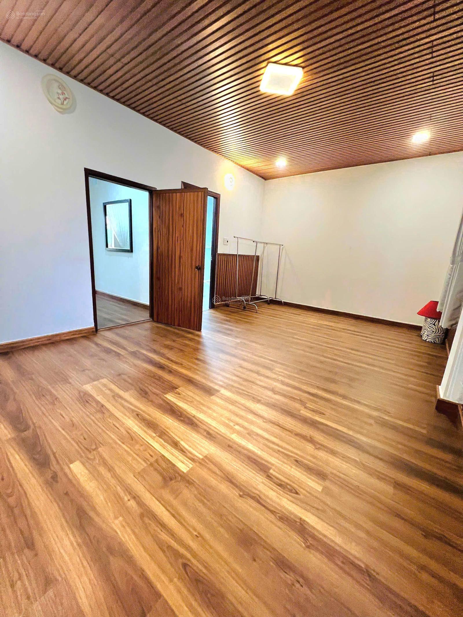 Nhà 2 lầu đường Đề Thám 6x 20m khu kinh doanh sầm uất.