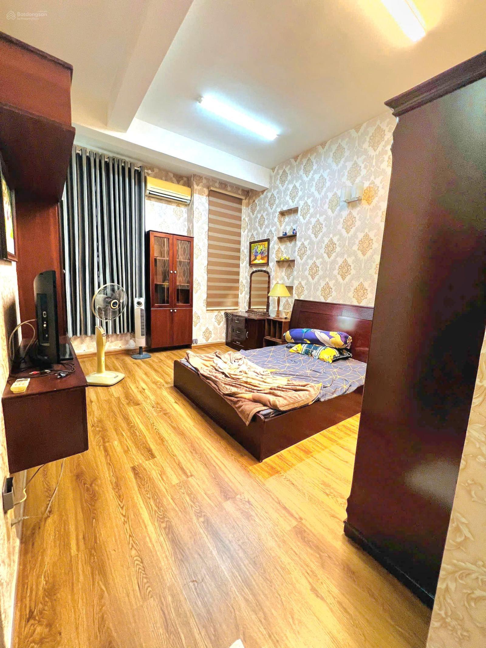 Nhà 2 lầu đường Đề Thám 6x 20m khu kinh doanh sầm uất.